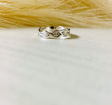 Load image into Gallery viewer, Infinity Leaf (ring band)